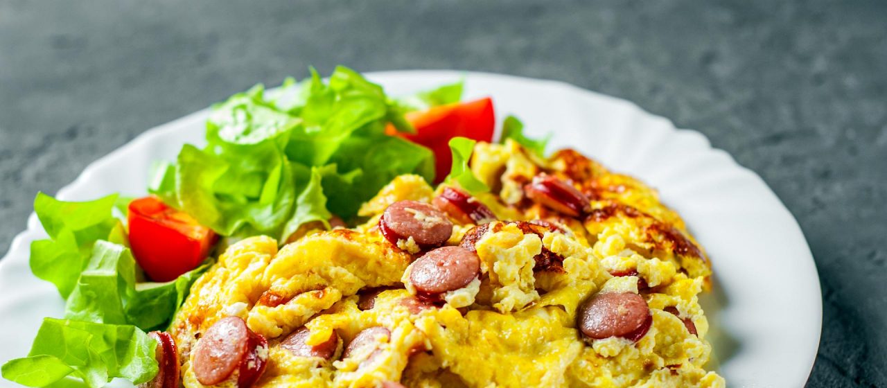 Jajecznica z kiełbaskami