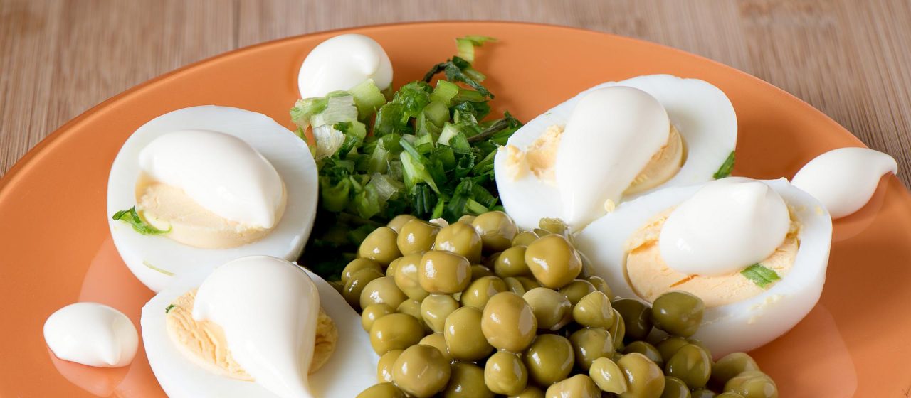Jajka z groszkiem i majonezem