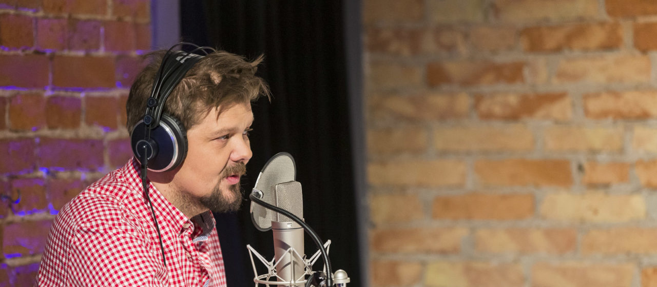 Michał Figurski - gospodarz programu "Figurski wzywa posiłki"