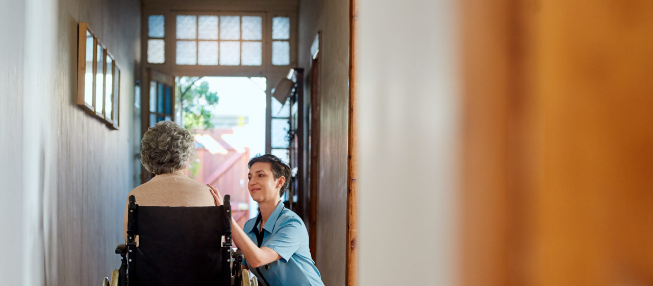 Dostosowanie domu do osoby chorej na Alzheimera wymaga zadbania o jej bezpieczeństwo.