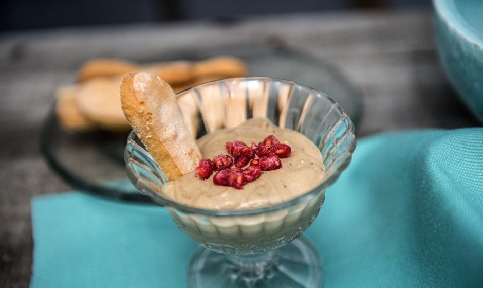 Krem kawowy z granatem i biszkoptem