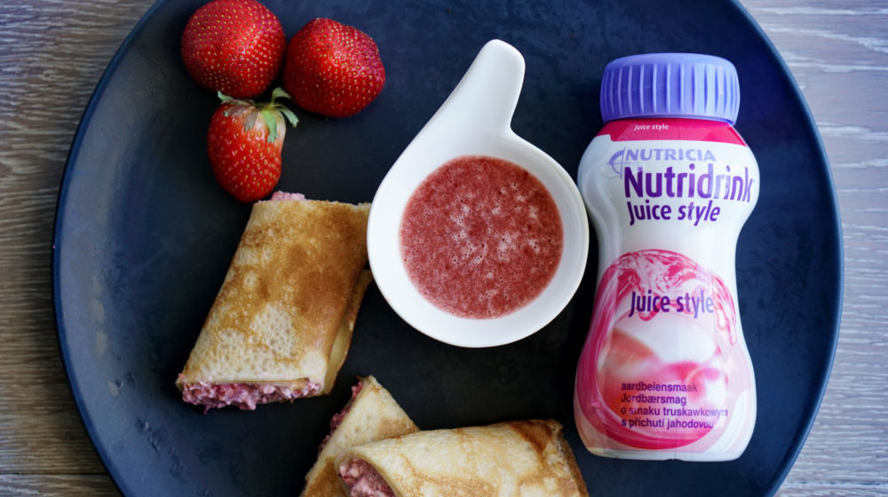 Naleśniki z twarożkiem i musem truskawkowym