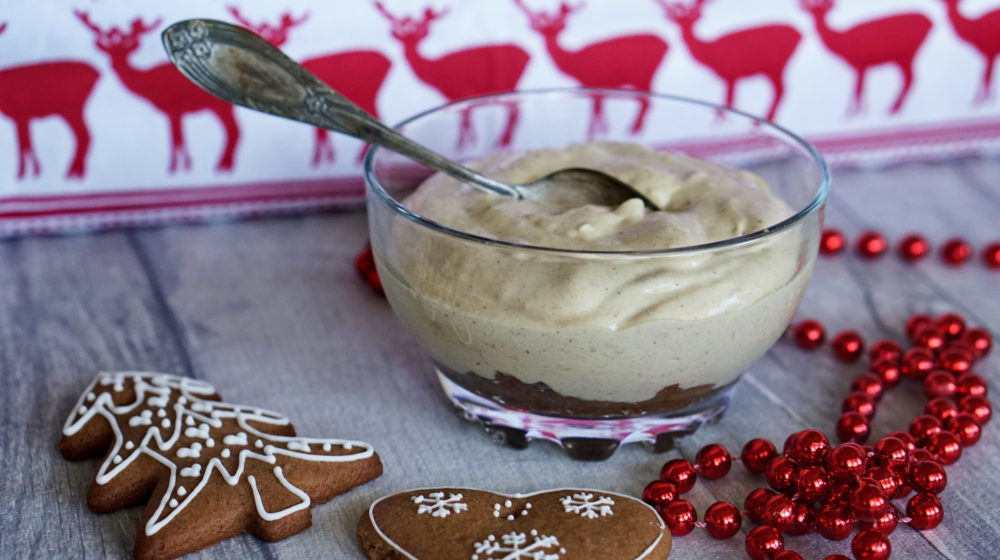 Piernikowy deser z musem śliwkowym