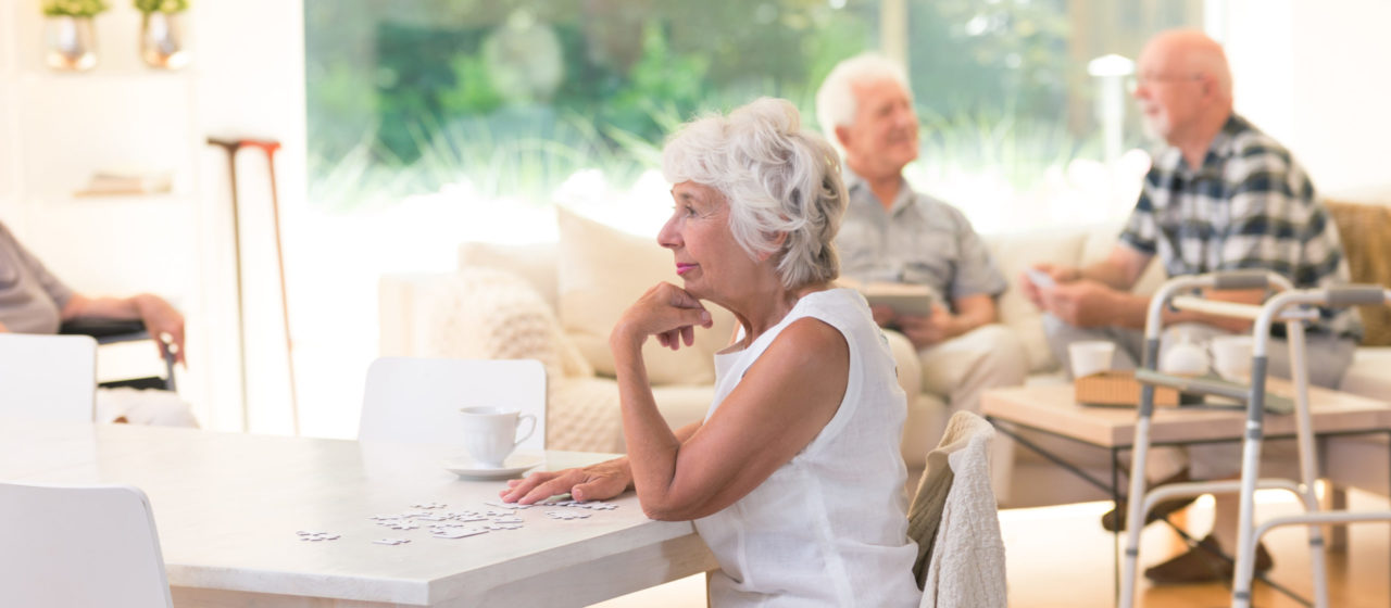 Przeprowadzka do domu opieki jest trudna pod względem emocjonalnym.