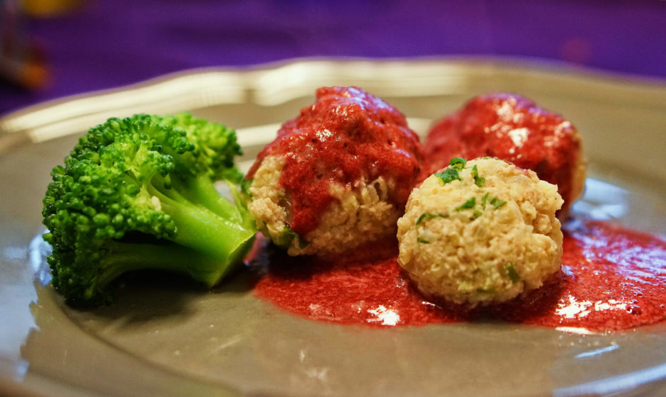 Pulpeciki jaglano-indycze z sosem wiśniowym