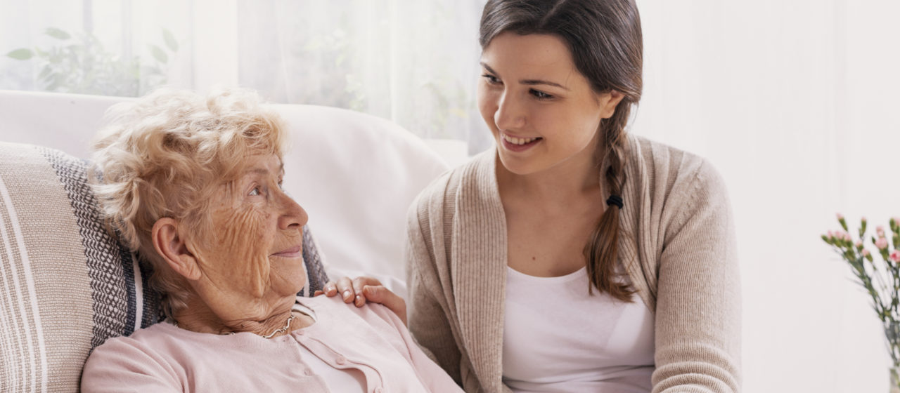 Opiekunowie osób chorych na Alzheimera pełnią bardzo ważną rolę.
