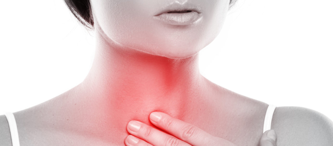 Suchość w jamie ustnej może być spowodowana zmniejszeniem wydzielania śliny.