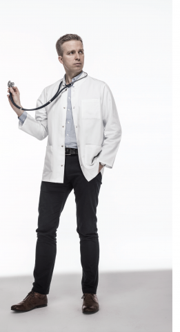 dr n. med. Rafał Becht ze stetoskopem 