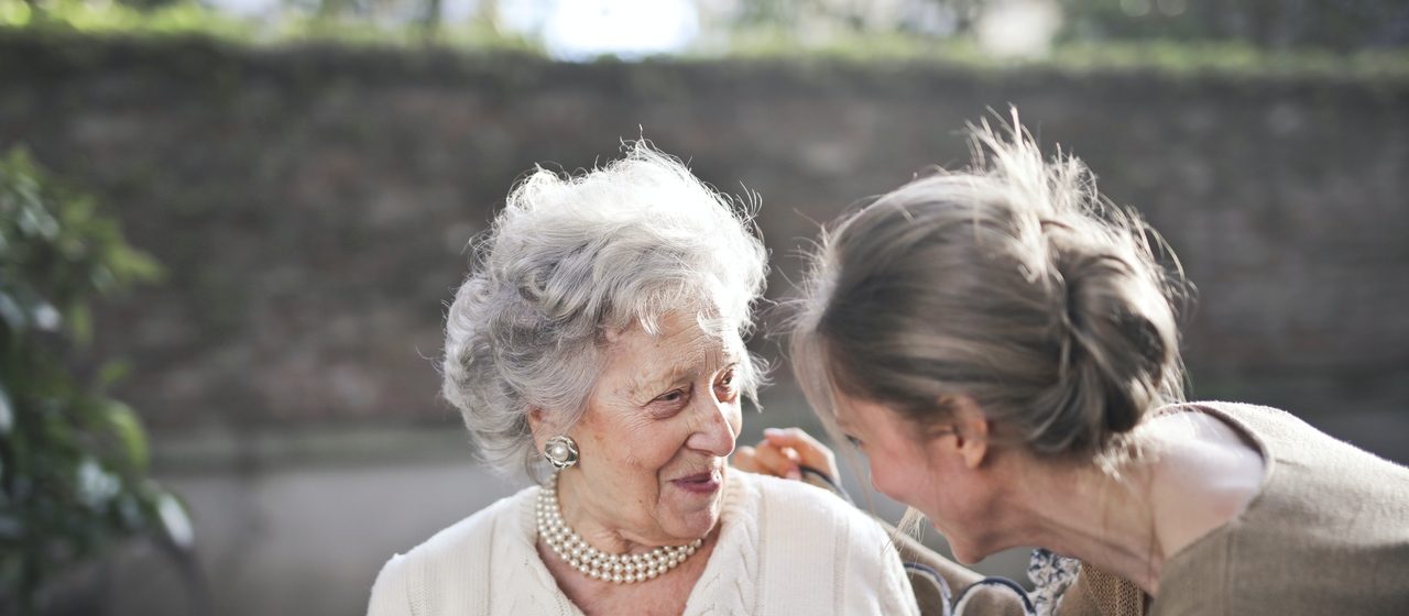 Życie towarzyskie starszych ludzi.