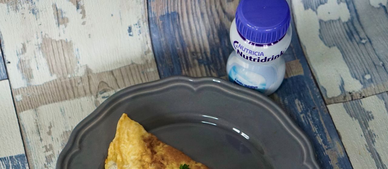 omlet z sosem ziołowym